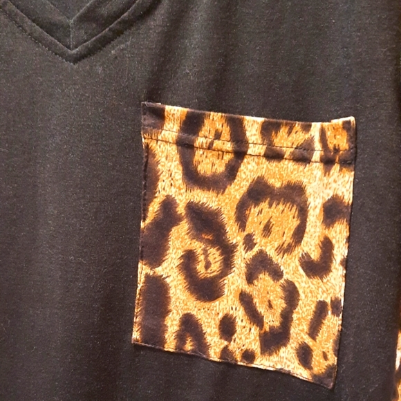 Blooming Jelly Short Sleeve V-neck Black and Animal Print Blouse size Small - Picture 4 of 10